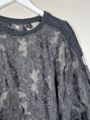 Nü str. S <br/> sort blondebluse