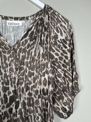 Karen by Simonsen str. 38 <br/> kortærmet bluse med mønster