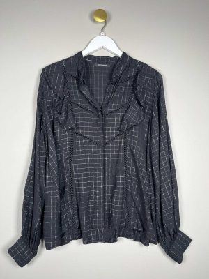 Bruuns Bazar str. M <br/> sort skjorte med glimmer tråd og flæser