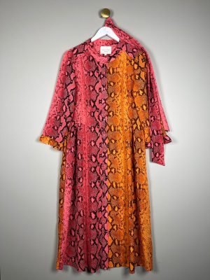 Lollys Laundry str. M <br/> lang kjole i reptilmønster, pink og orange