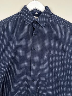 Olymp str. 42 <br/> blå skjorte med hvide prikker
