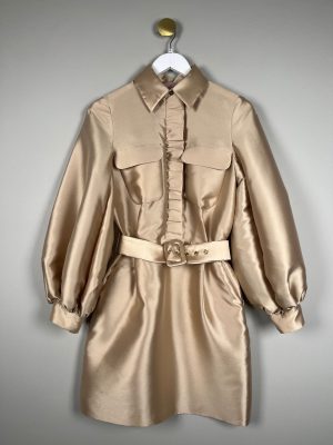 Lars Wallin str. 36 <br/> kjole med flæser og bælte i gyldent look