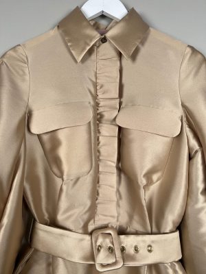 Lars Wallin str. 36 <br/> kjole med flæser og bælte i gyldent look