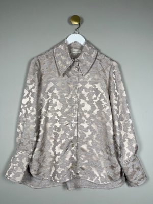 Stine Goya str. XS <br/> champagnefarvet skjorte med prægning