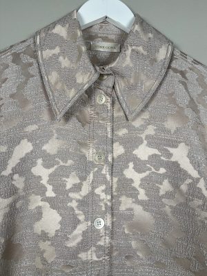 Stine Goya str. XS <br/> champagnefarvet skjorte med prægning