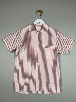 Tekla str. XS <br/> hvid kortærmet skjorte med røde striber